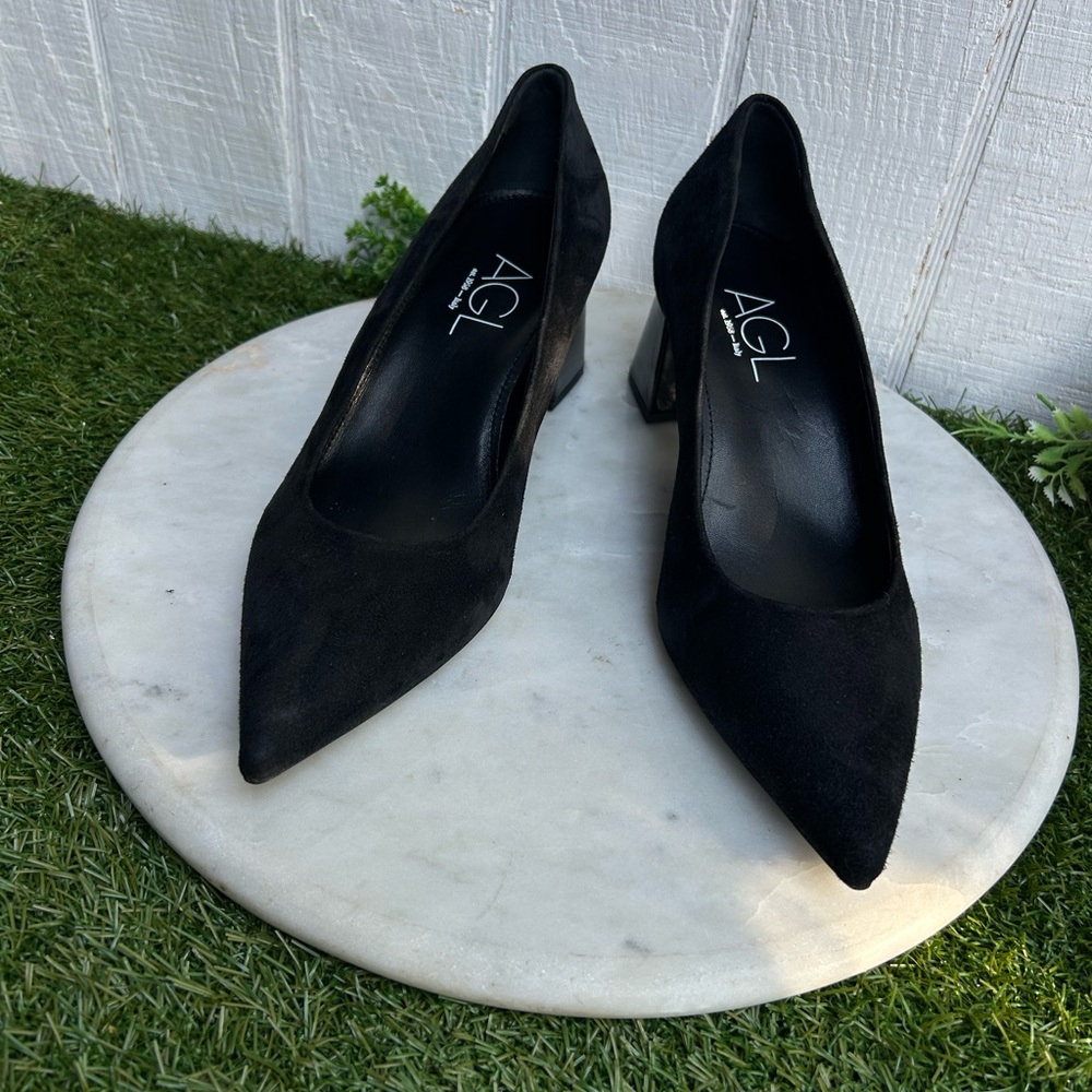 AGL women
Tracy Block Heel Pump black suede
$395 size 37.5 New - Picture 6 of 16